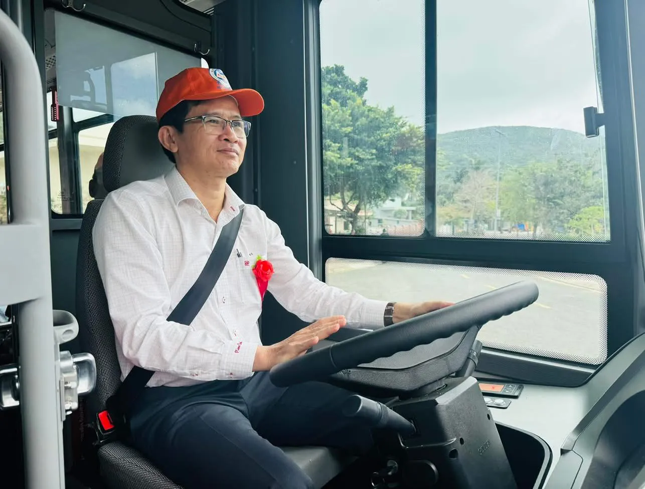 Xe buýt điện lưu thông trên trục đường trung tâm Côn Đảo,