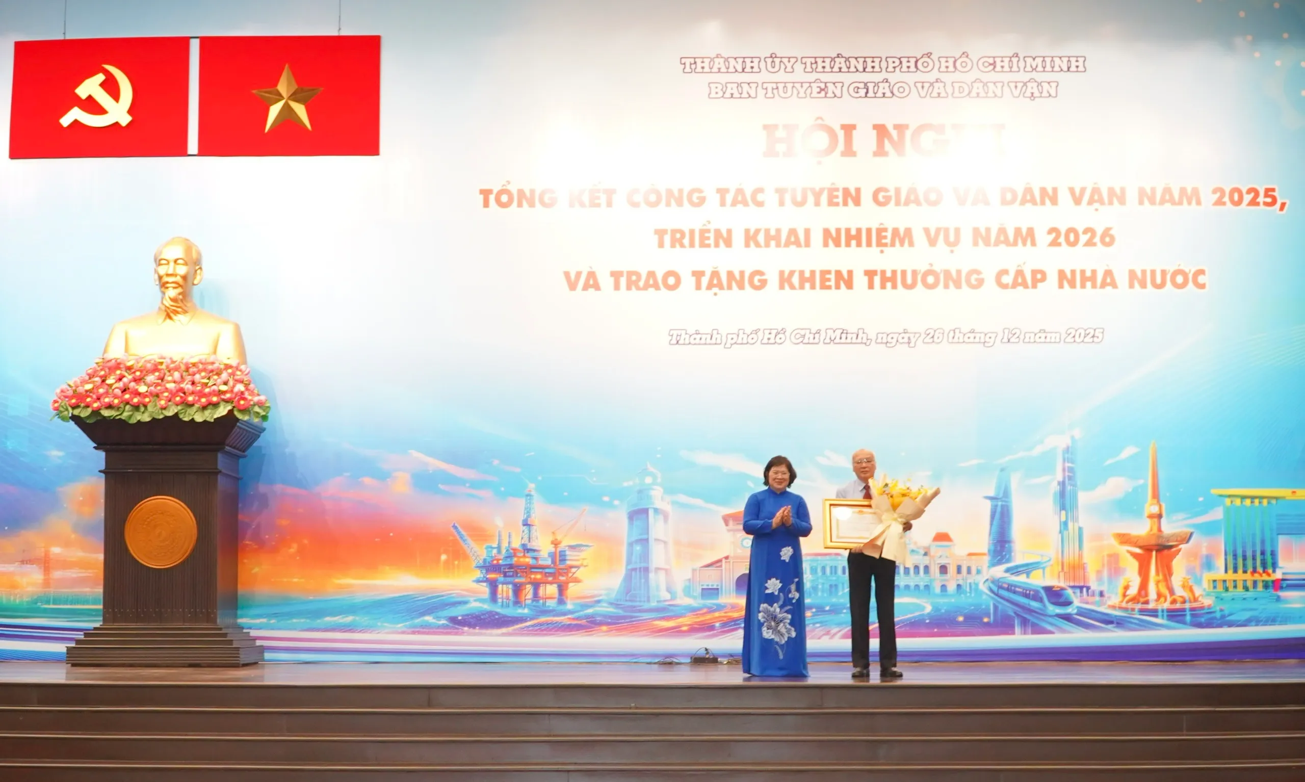 Phó Bí thư Thành ủy TPHCM Văn Thị Bạch Tuyết chúc mừng ông Phan Nguyễn Như Khuê nhận Huân chương lao động hạng Nhất