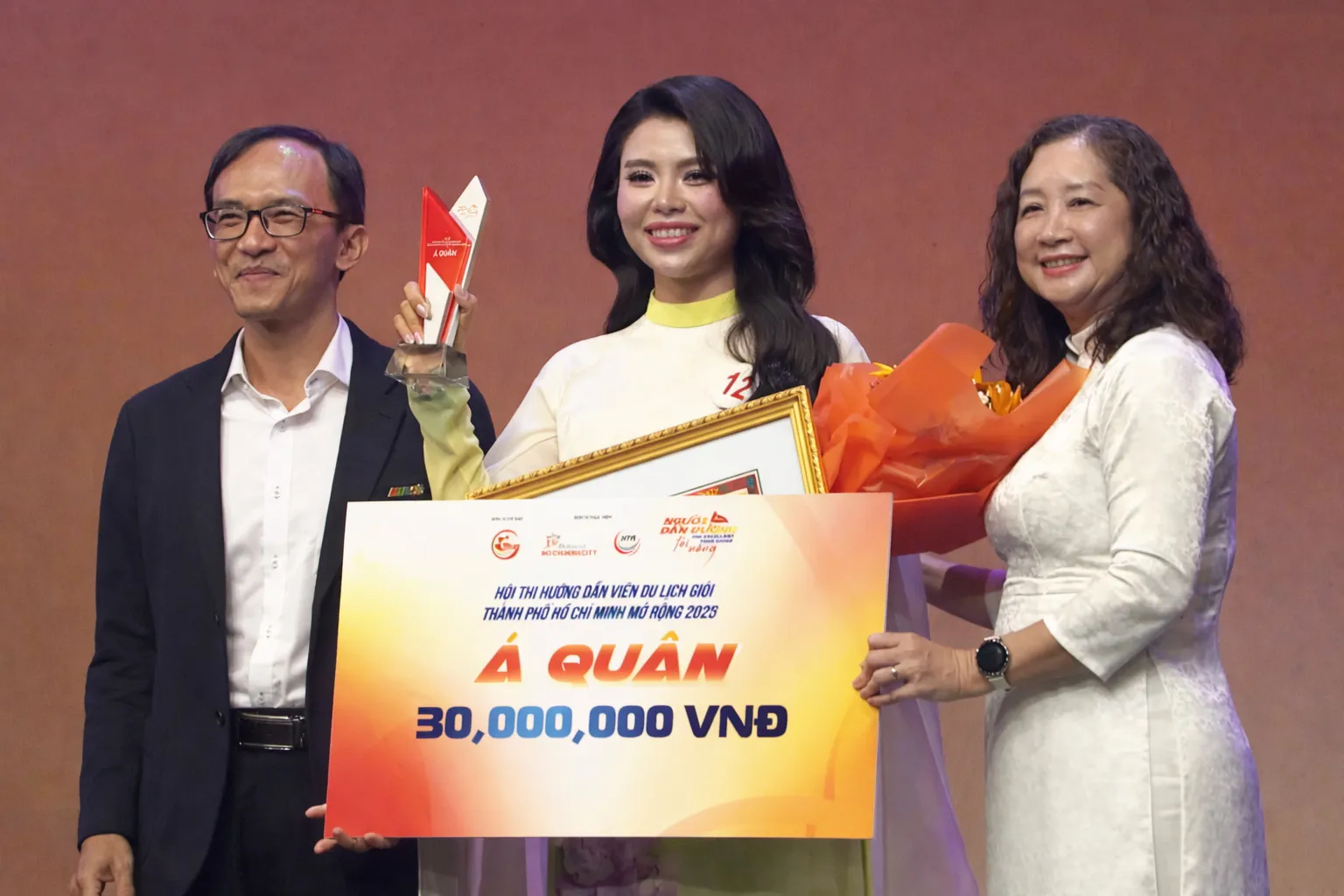 Ông Bình trao giải