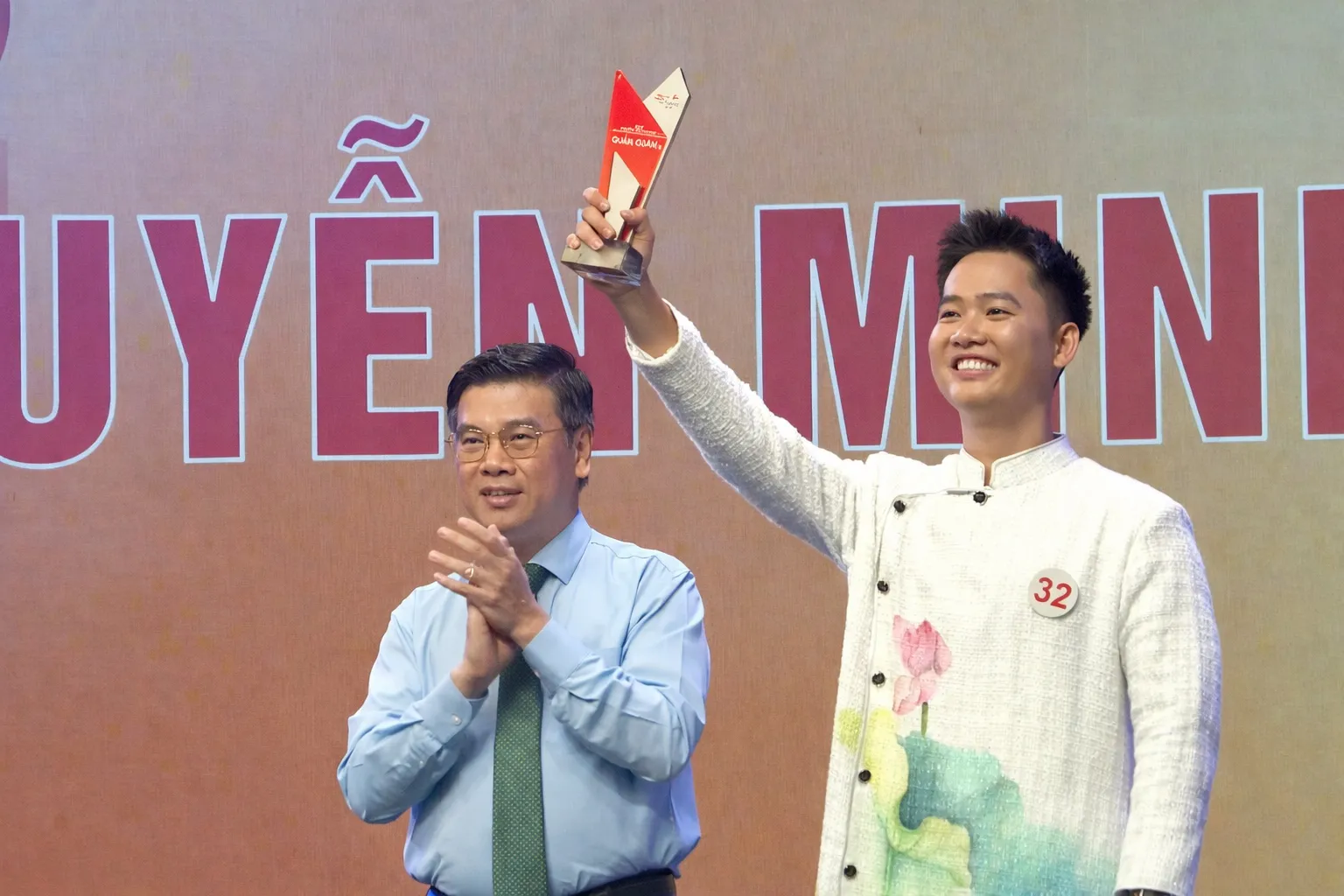 Ông dung trao giải quan quân