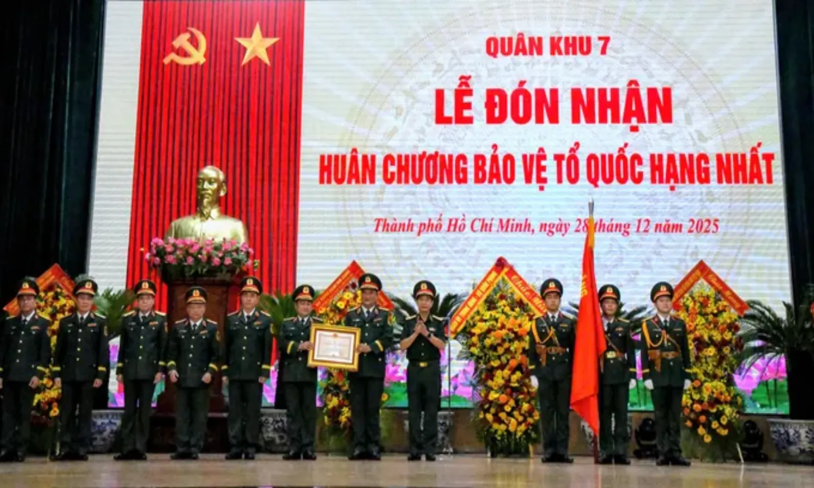 Đại tướng Phan Văn Giang thừa ủy quyền của Chủ tịch nước trao tặng Huân chương Bảo vệ Tổ quốc hạng nhất cho LLVT Quân khu 7 - Ảnh - SGGPO