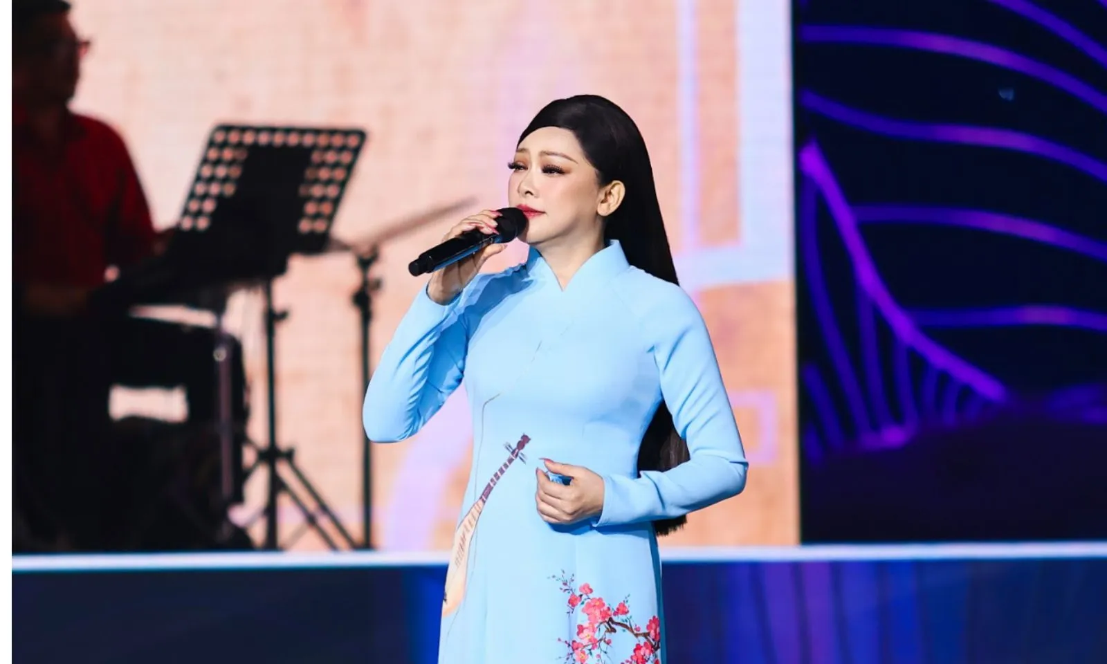 Diva Như Quỳnh mở đại nhạc hội Hương Sắc Nhân Gian đến tận 5 tiếng