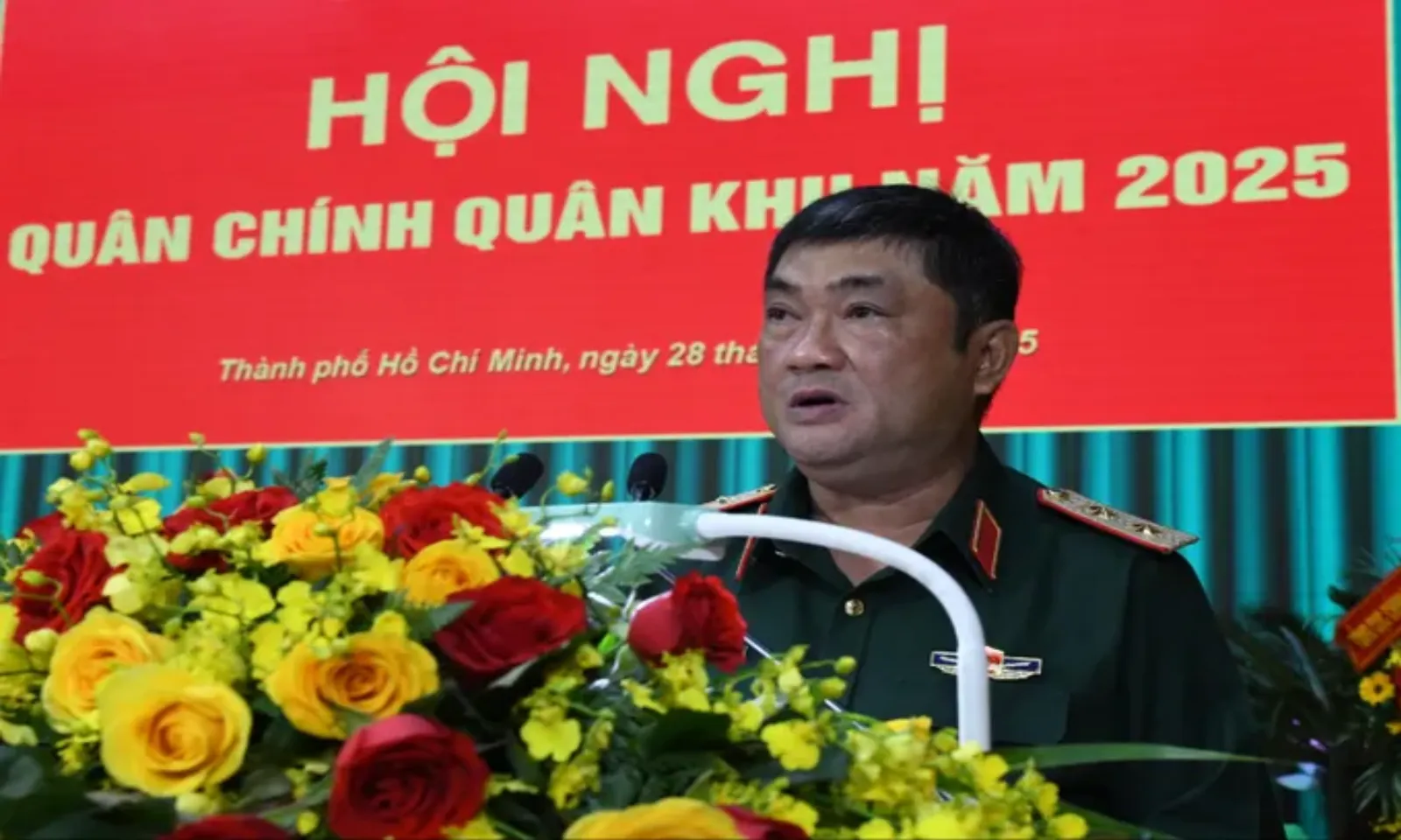 Trung tướng Lê Xuân Thế, Tư lệnh Quân khu 7 phát biểu định hướng nội dung thảo luận tại hội nghị - Ảnh - SGGPO