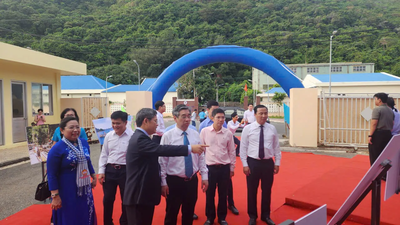 HINH MINH HOA 1 - CAC DAI BIEU TAP DOAN DIEN LUC VIET NAM VA LANH DAO TPHCM THAM DU LE CAP DIEN CON DAO - NGAY 19122025