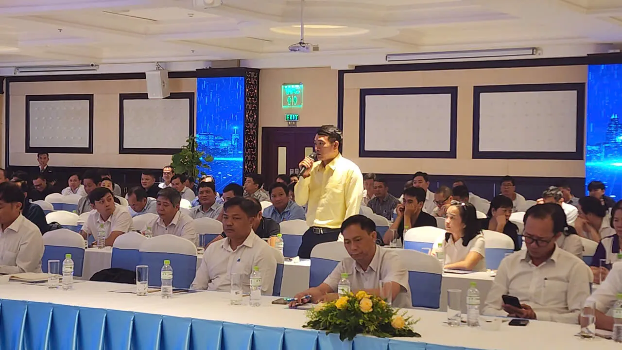 HINH MINH HOA 1- CAC DAI BIEU THAM DU TRAO DOI THONG TIN VOI LANH DAO EVNHCMC - NGAY 23122025