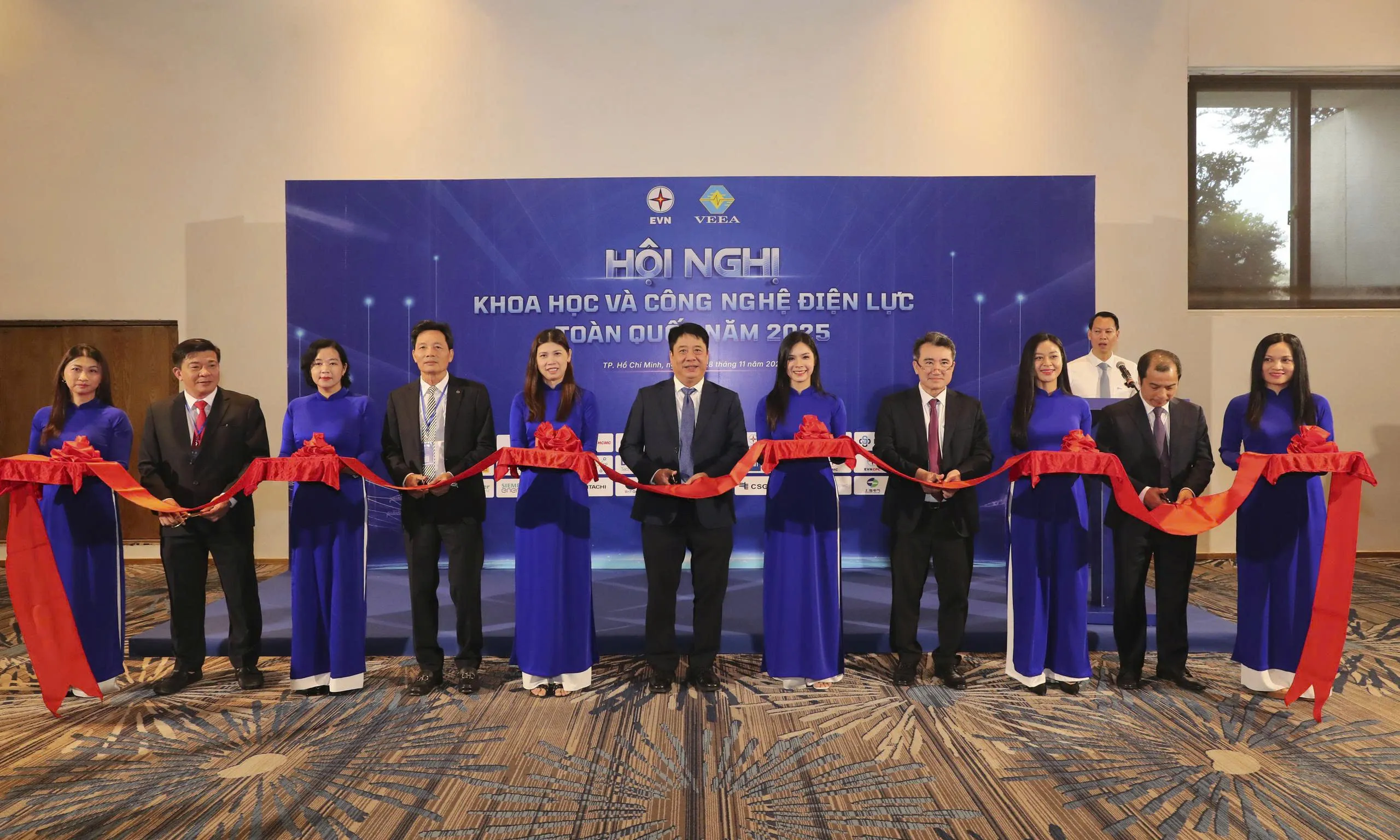 HINH MINH HOA 1 - LANH DAO TAP DOAN DIEN LUC VIET NAM CAT BANG KHANH THANH TRIEN LAM - 27112025