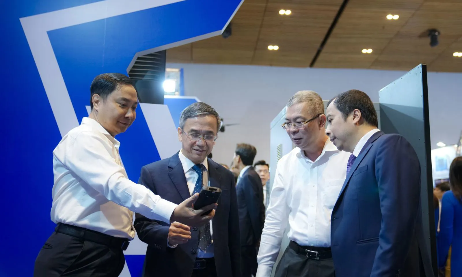 EVNHCMC giới thiệu các thành tựu nổi bật tại Hội nghị KHundefinedCN điện lực toàn quốc năm 2025