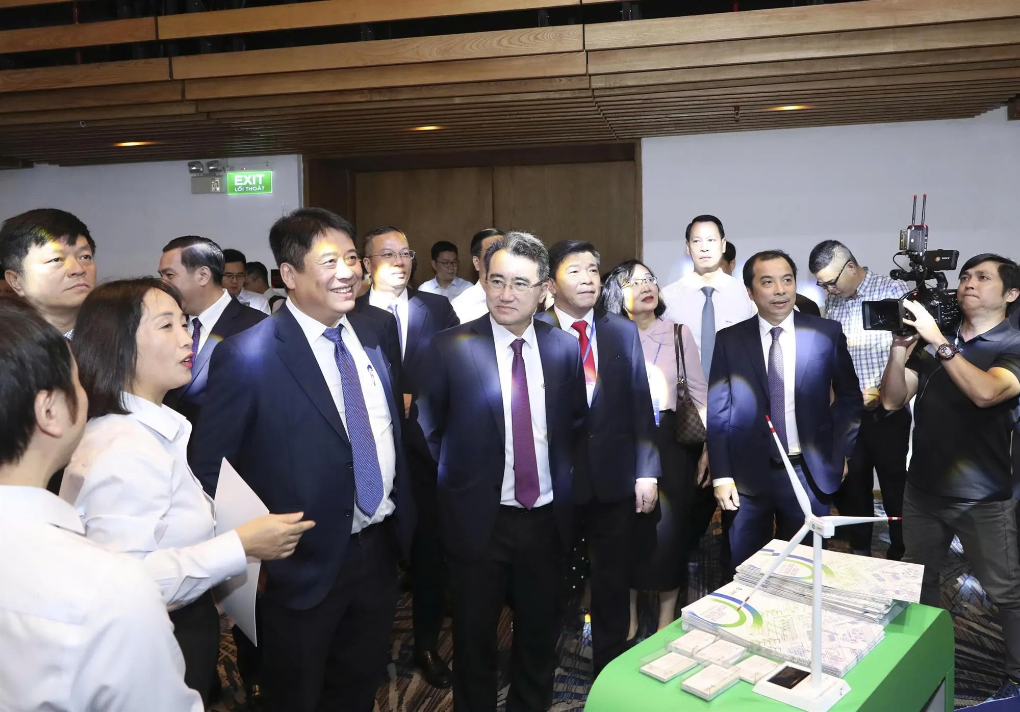 HINH MINH HOA 2 - LANH DAO TAP DOAN DIEN LUC VIET NAM THAM QUAN CAC GIAN HANG TRIEN LAM TECHSHOW - 27112025