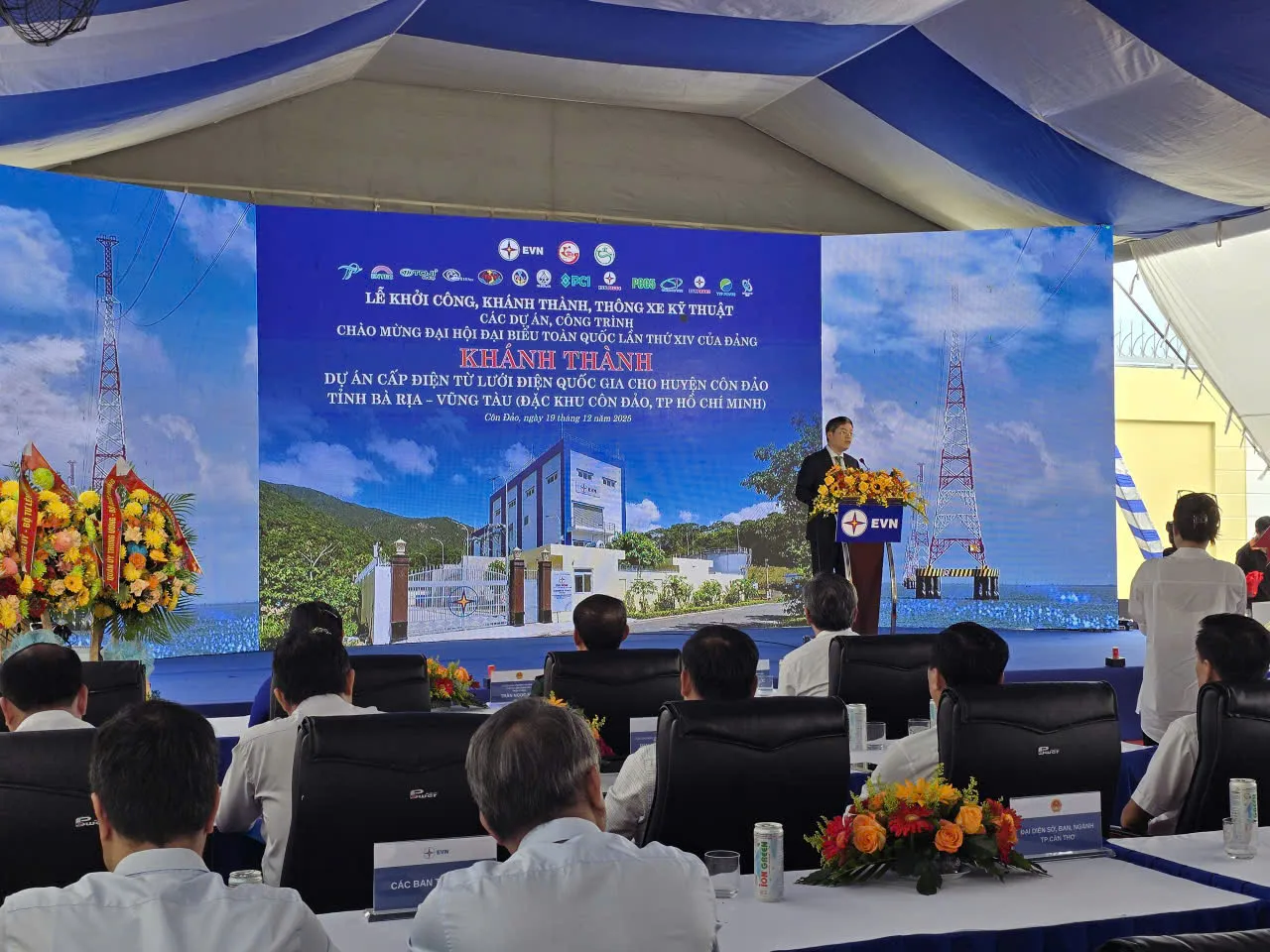 HINH MINH HOA 2 - LANH DAO TAP DOAN DIEN LUC VN PHAT BIEU TAI LE KHANH THANH CONG TRINH DIEN LUOI TAI CON DAO - NGAY 19122025