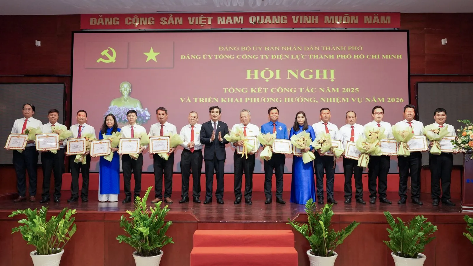 HINH MINH HOA 2 - TRAO THUONG CHO CAC DIEN HINH DAN VAN KHEO 2025 - NGAY 261122025