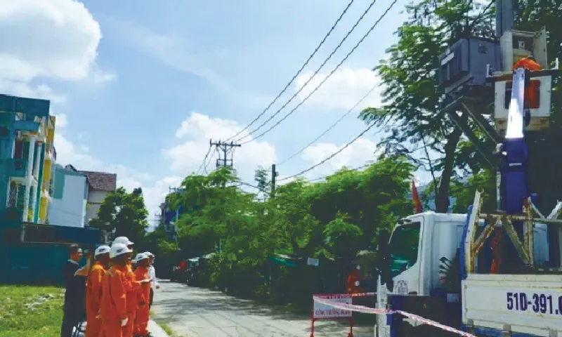 HINH MINH HOA - NHAN VIEN NGANH DIEN TPHCM THUONG XUYEN KIEM TRA BAO TRI CAC THIET BI DIEN - NGAY 26112025
