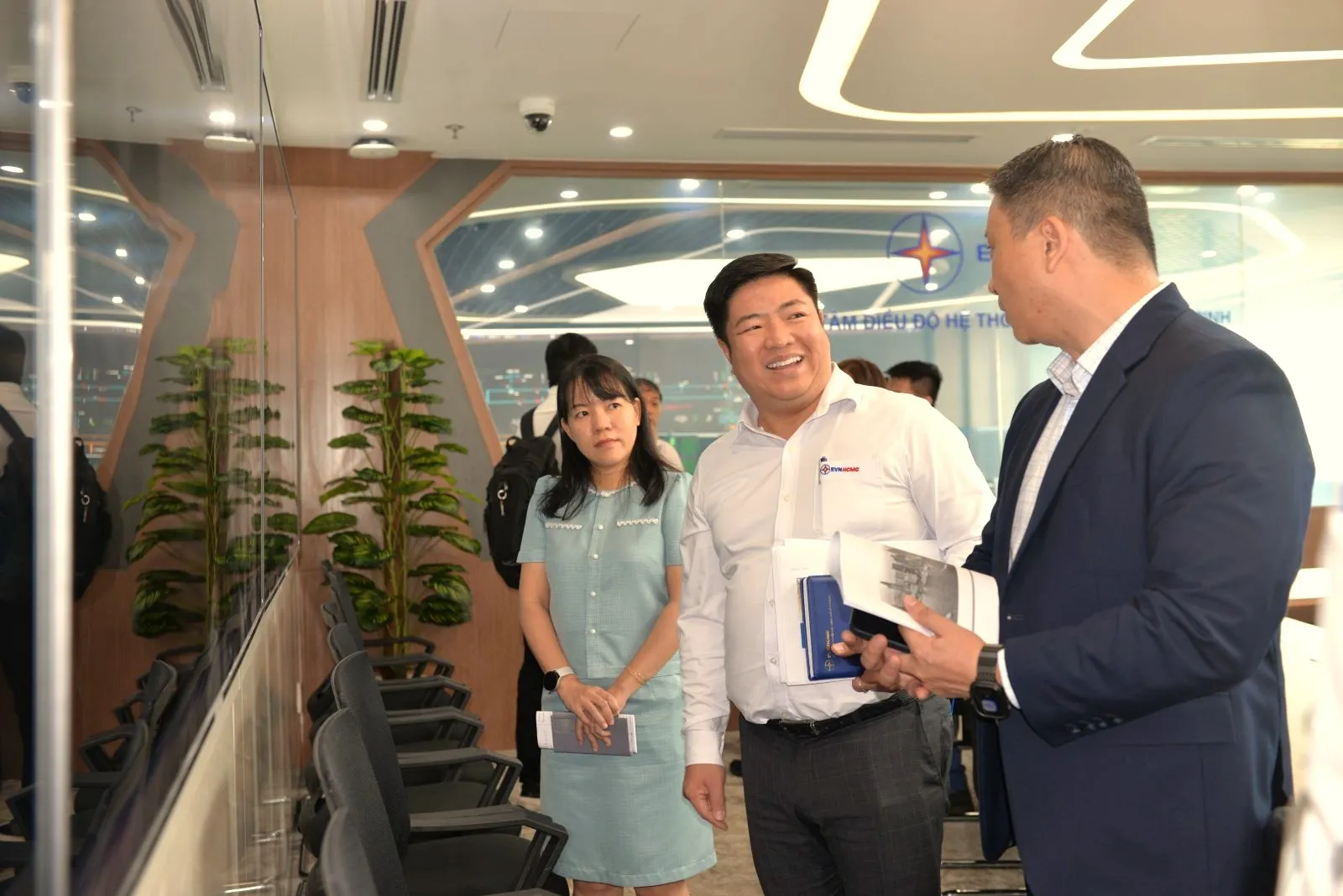 HINH MINH HOA - ONG LUAN QUOC HUNG - PHO TGD EVNHCMC TRAO DOI VOI DAI DIEN NHA MAY INTEL - 28102025