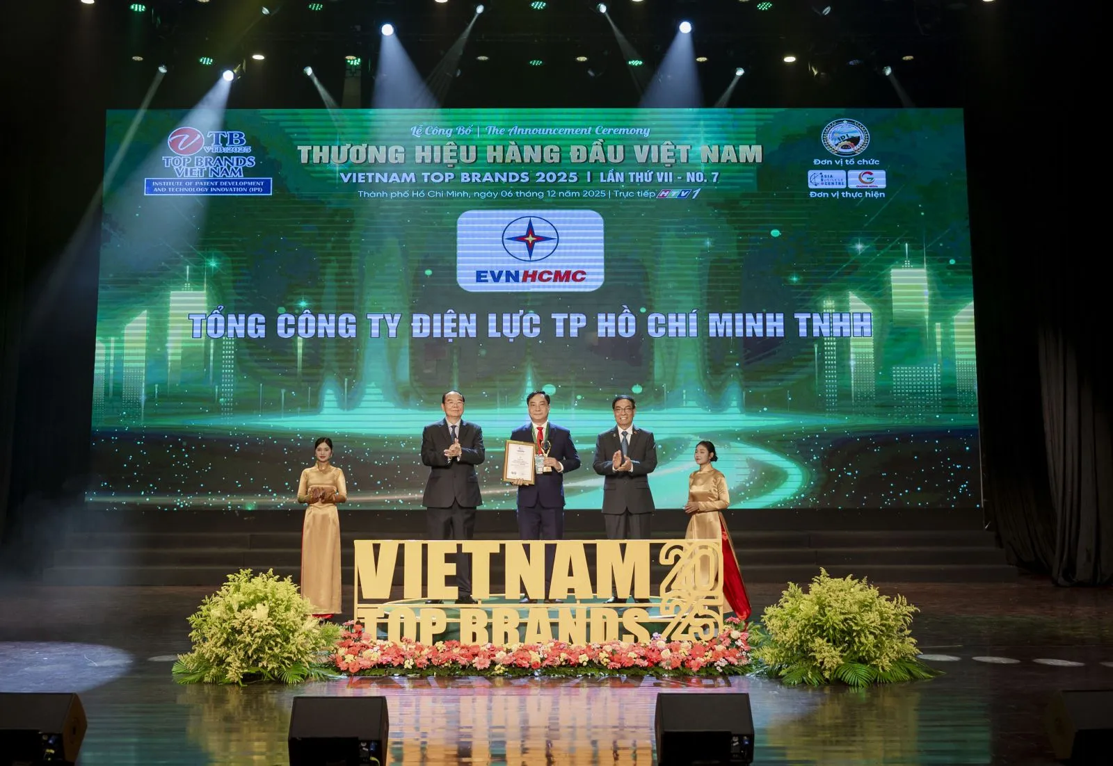 HINH MINH HOA - ONG NGUYEN THANH NHA - PHO TONG GD EVNHCMC NHAN GIAI THUONG THUONG HIEU HANG DAU 2025 - 11122025