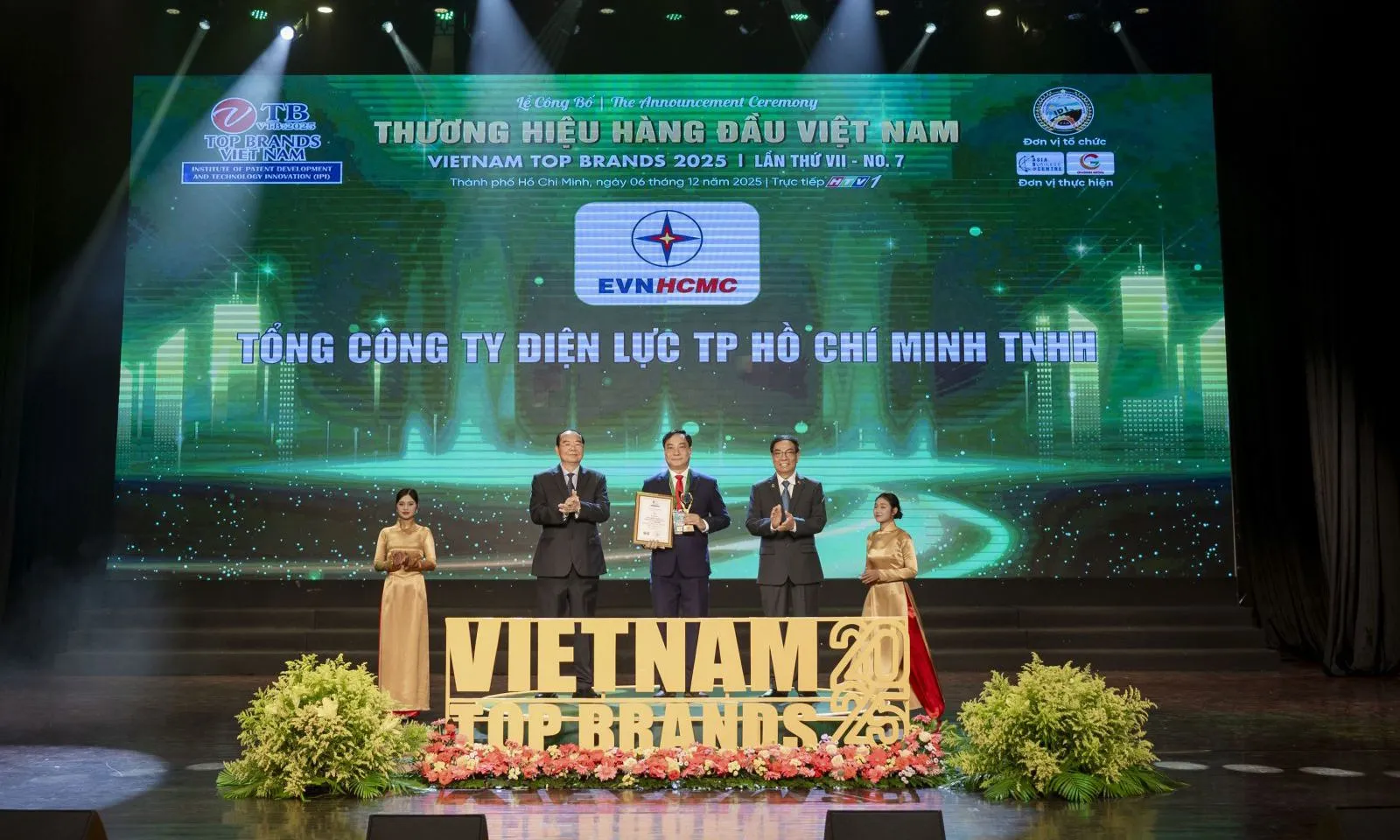 EVNHCMC được vinh danh “Thương hiệu hàng đầu Việt Nam 2025”