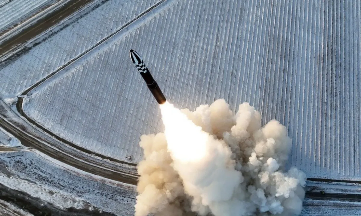 Kim Jong Un thị sát phóng tên lửa hành trình không giới hạn