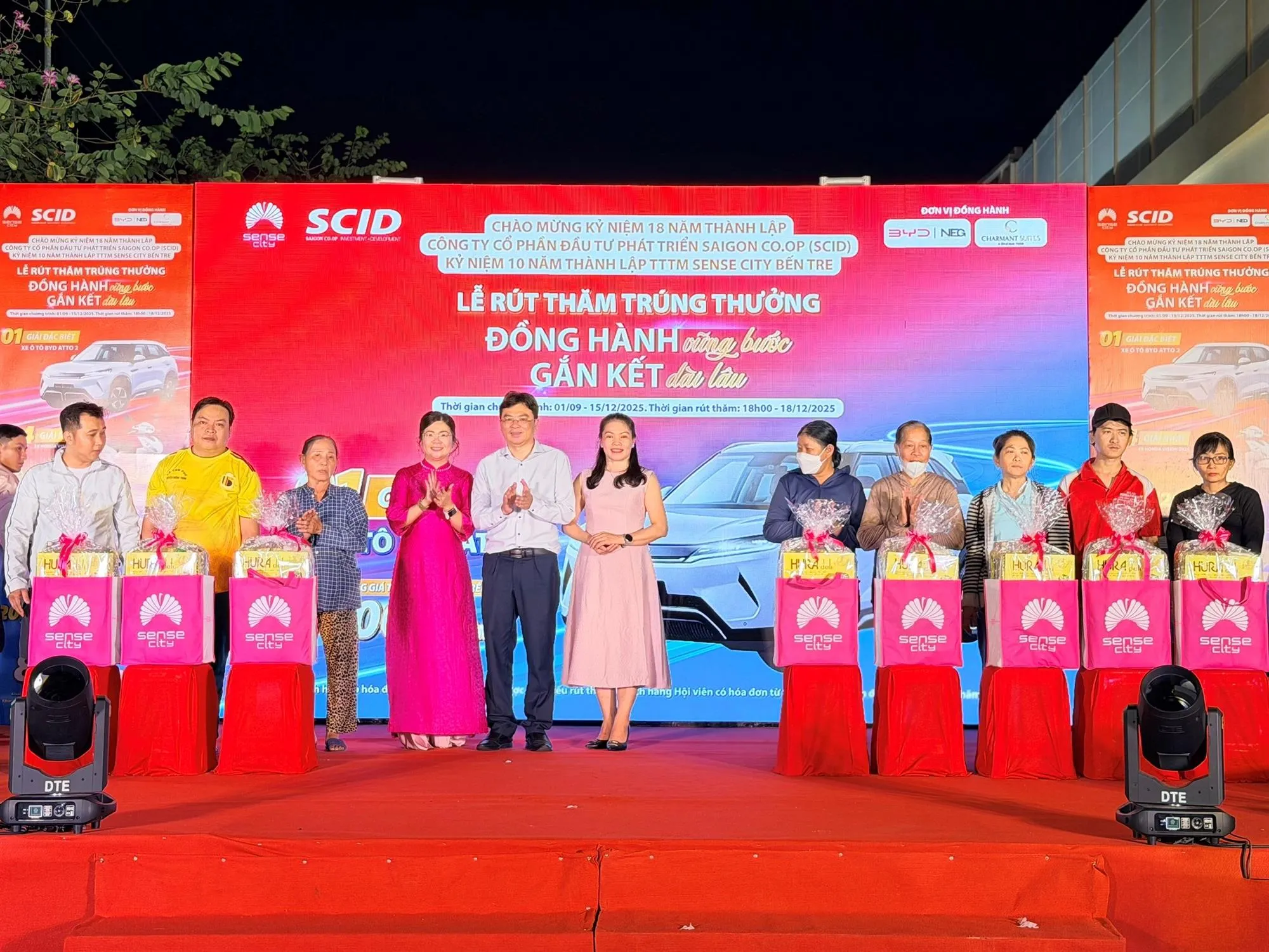 3.Ban lãnh đạo SCID trao giải cho khách hàng trúng thưởng chương trình khuyến mãi.