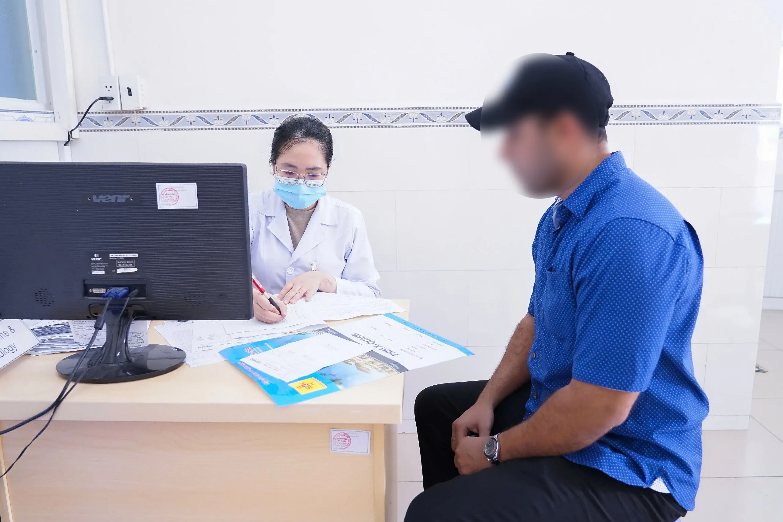 Bác sĩ tầm soát bệnh miễn phí cho người dân