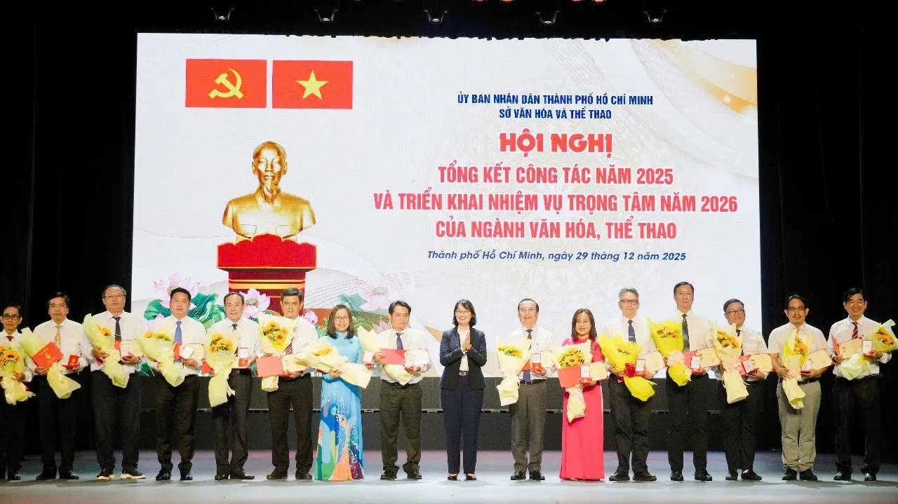 Phó Chủ tịch UBND Trần Thị Diệu Thúy trao thưởng cho các cá nhân