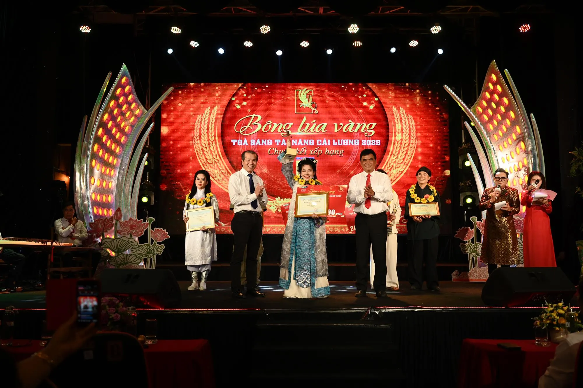 1.Thí sinh Nguyễn Thị Hồng Toán đã xuất sắc đoạt giải Quán quân Bông Lúa Vàng 2025