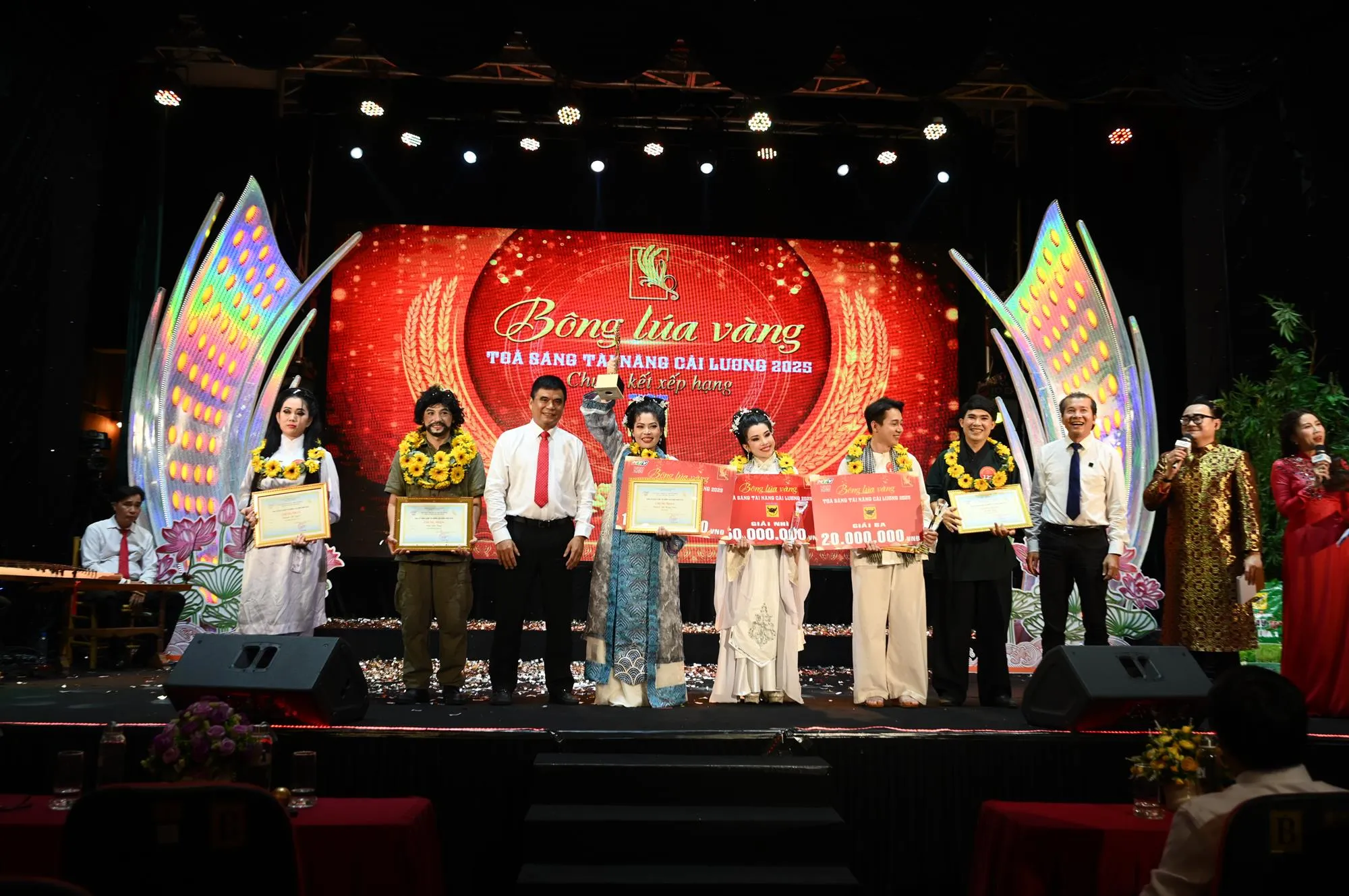 4.Suốt 32 năm, Công ty CP Phân bón Bình Điền không chỉ là nhà tài trợ, mà là người bạn đồng hành thực sự của giới nghệ sĩ cải lương.