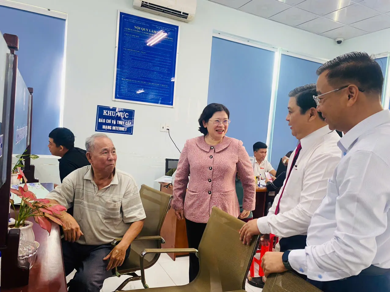 Bà Văn Thị Bạch Tuyết hỏi thăm người dân tại Trung tâm phục vụ hành chính công phường Bình Dương