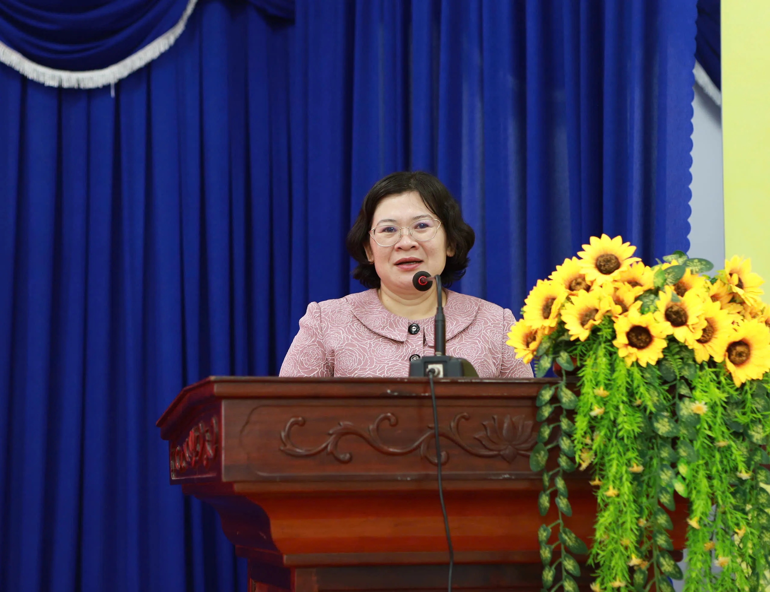 Bà Văn Thị Bạch Tuyết phát biểu giao nhiệm vụ