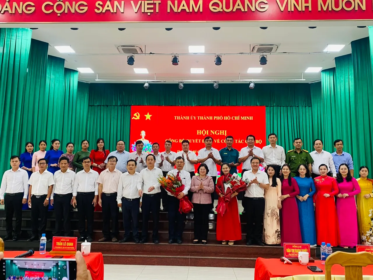 Phó Bí thư Thành ủy Văn Thị Bạch Tuyết trao hoa chúc mừng nhân sự tại phường Tân Khánh