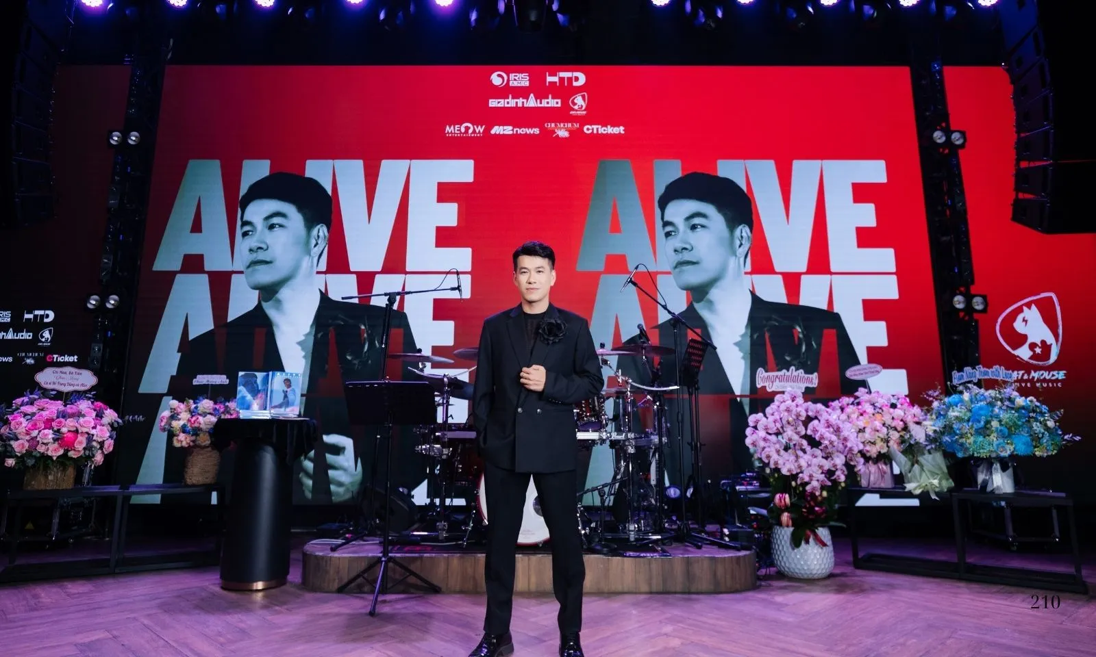 Alive - album phòng thu thứ 10 gồm 11 ca khúc tự sáng tác của Hồ Trung Dũng 