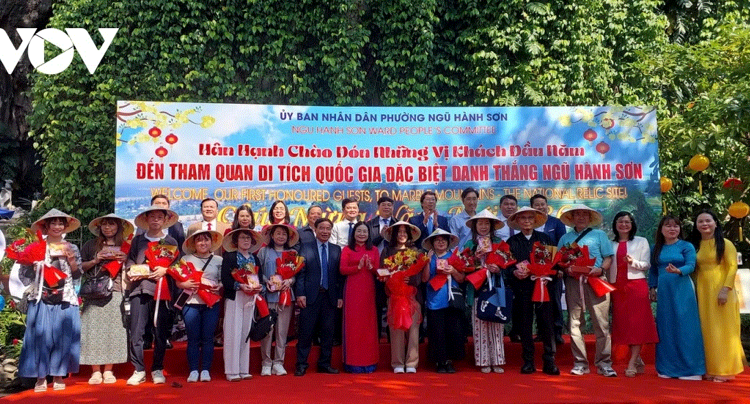 chao_don_doan_khach_du_lich_dau_tien_den_tham_quan_khu_danh_thang_ngu_hanh_son_trong_nam_moi_2026aa