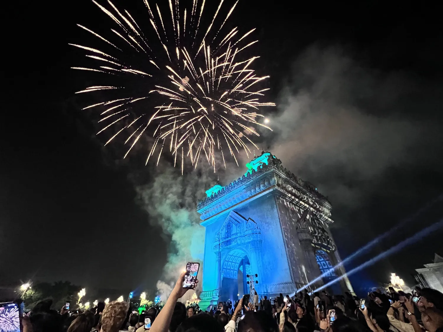 nguoi-dan-lao-no-nuc-don-chao-nam-moi-2026