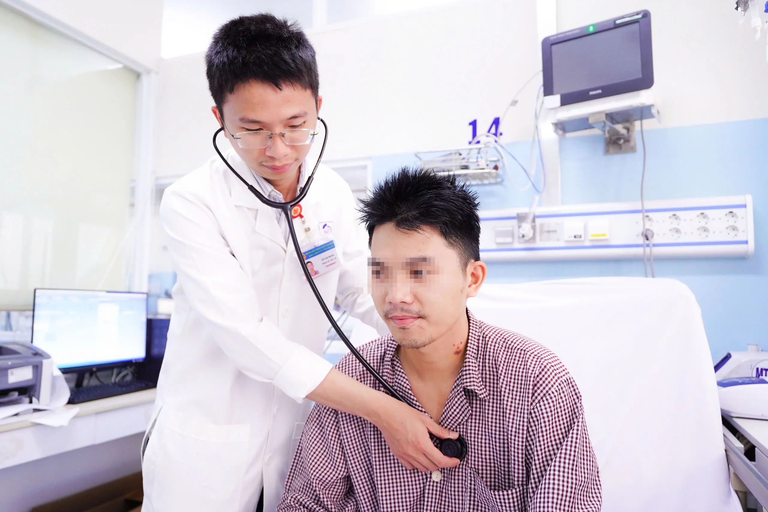 Bác sĩ thăm khám cho bệnh nhân sau điều trị