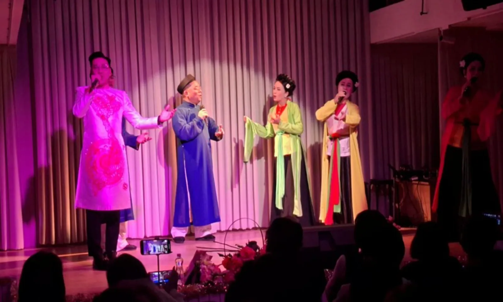 Nghệ thuật dân tộc lay động kiều bào Việt tại Budapest