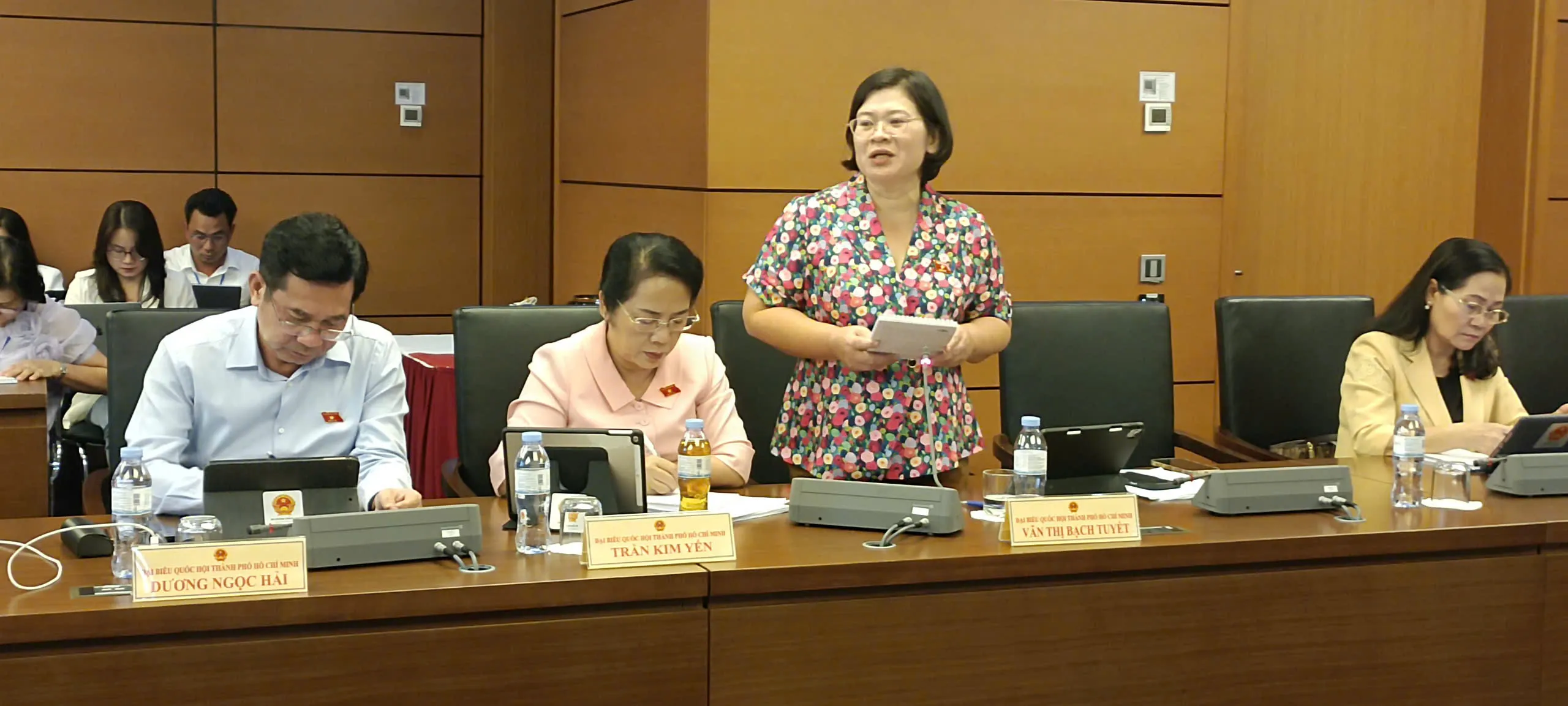 Phó Bí thư Thành ủy Văn Thị Bạch Tuyết cùng các Đại biểu Đoàn TPHCM thảo luận tại tổ