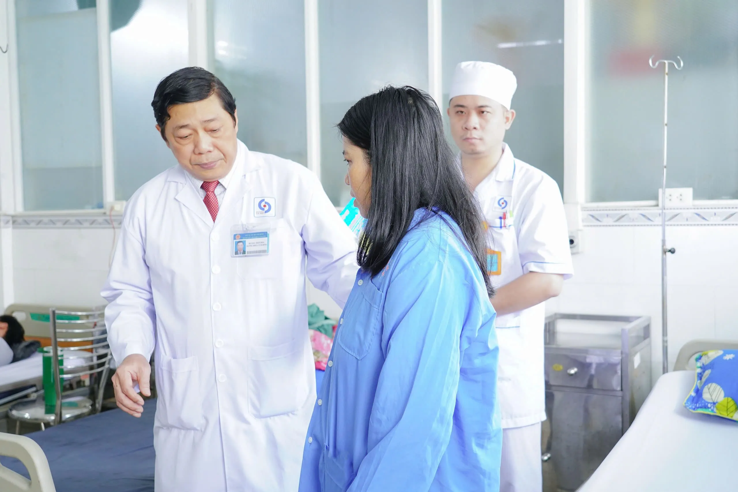 Bác sĩ hỏi han, dặn dò bệnh nhân