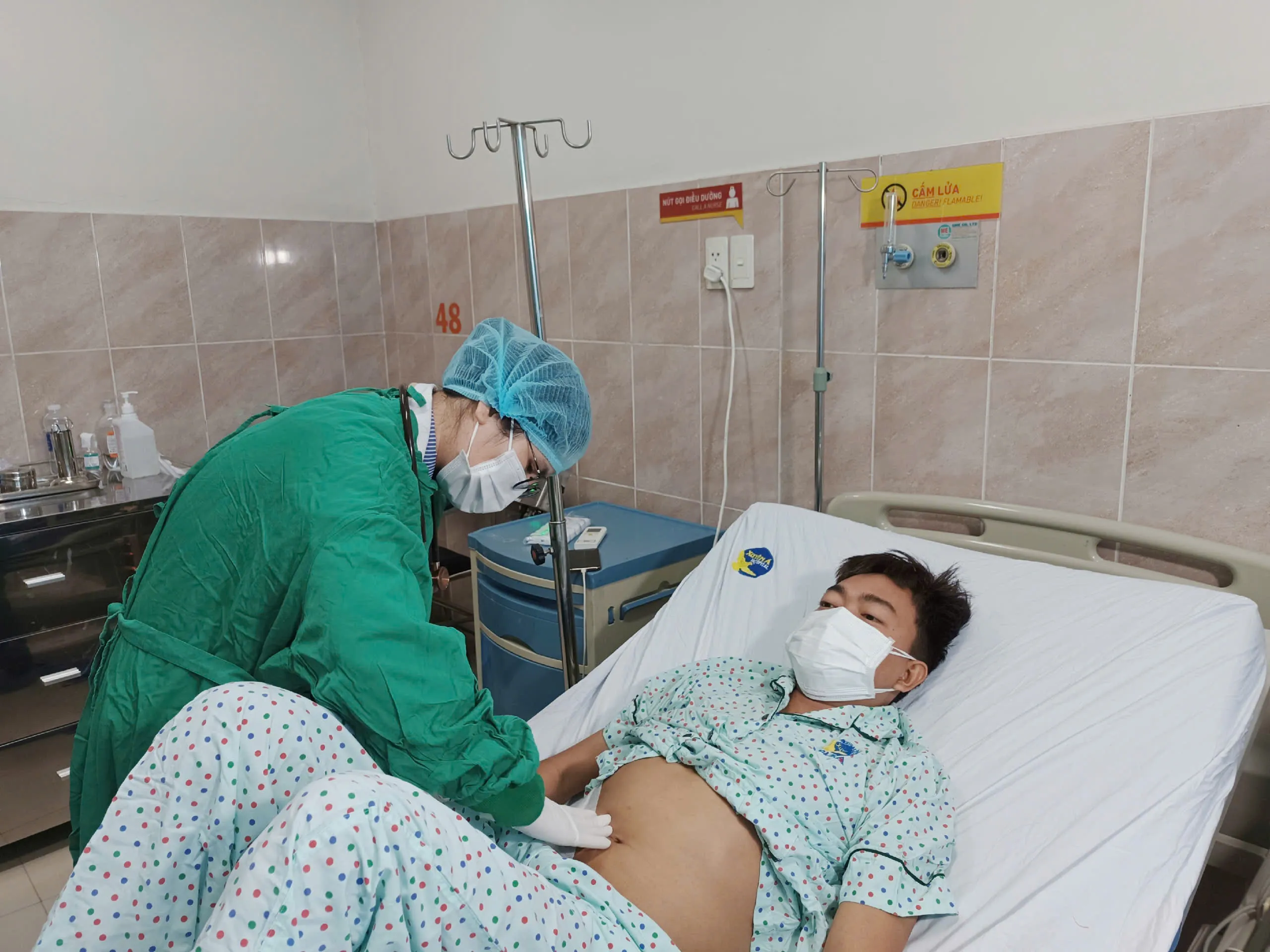 Bác sĩ kiểm tra bệnh nhân