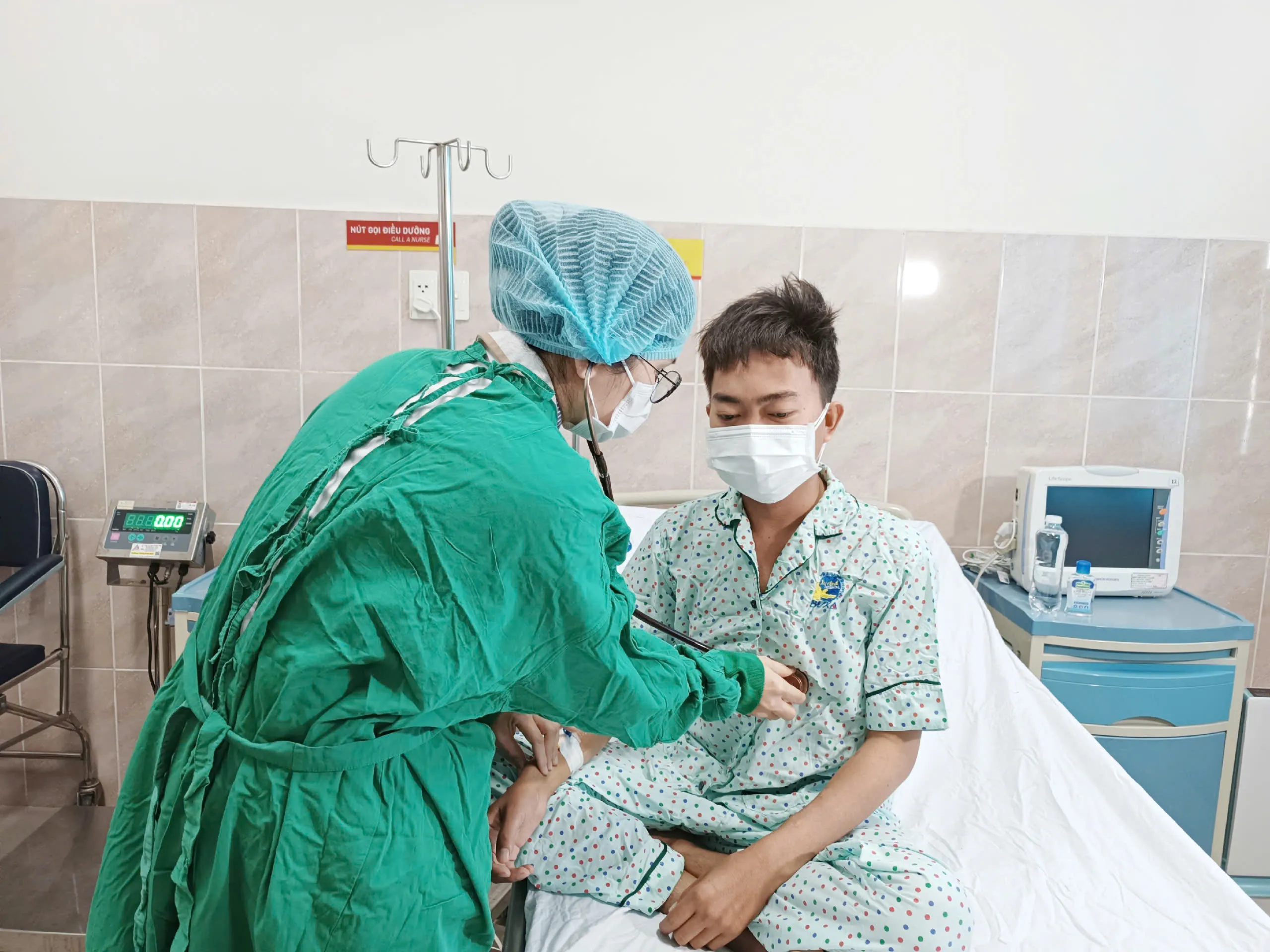 Bác sĩ thăm khám cho bệnh nhân sau mổ