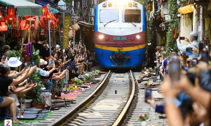 Hà Nội đề nghị dừng chạy tàu qua “phố cà phê đường tàu”