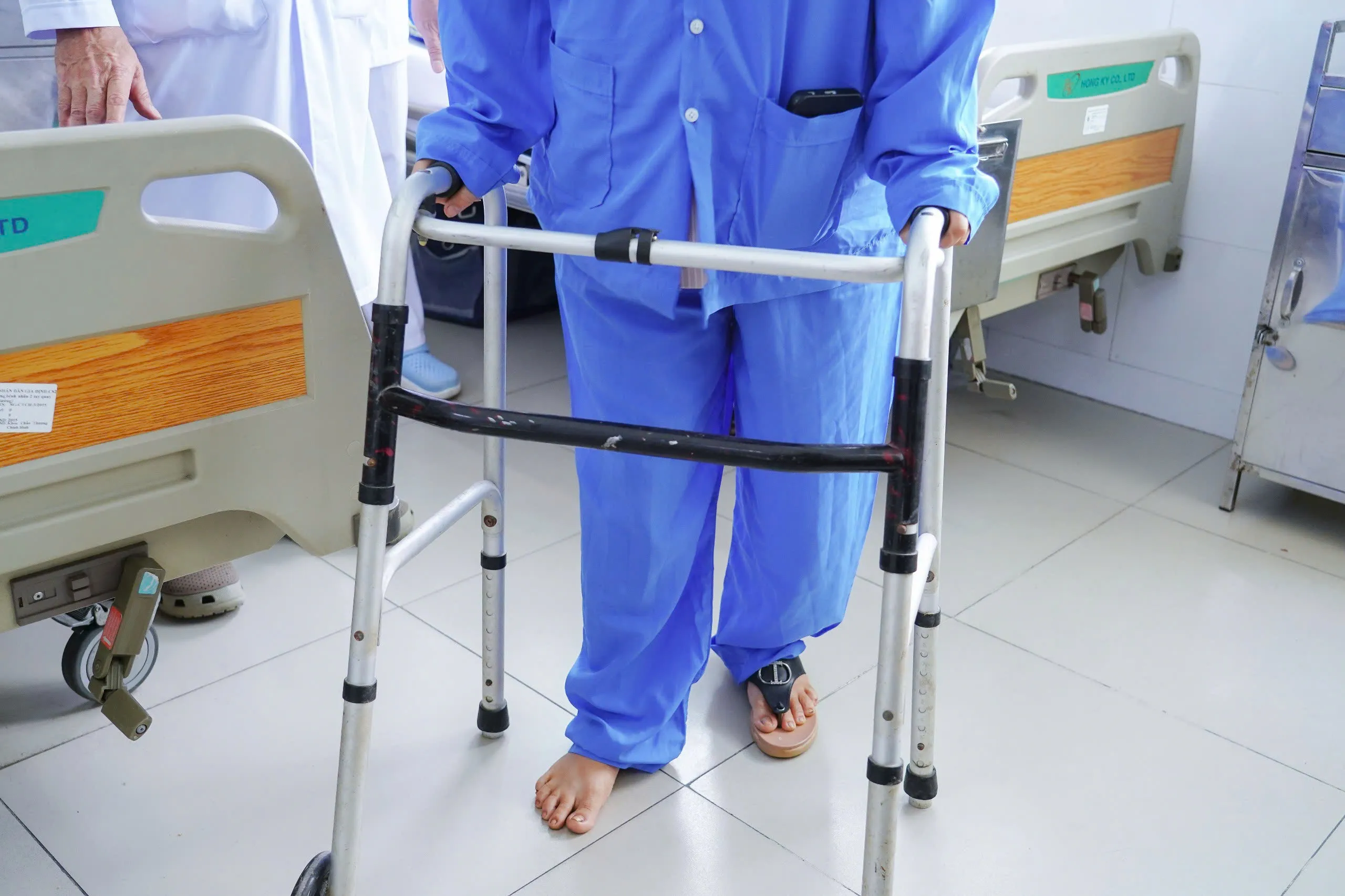 Chị T tự đi lại được sau phẫu thuật