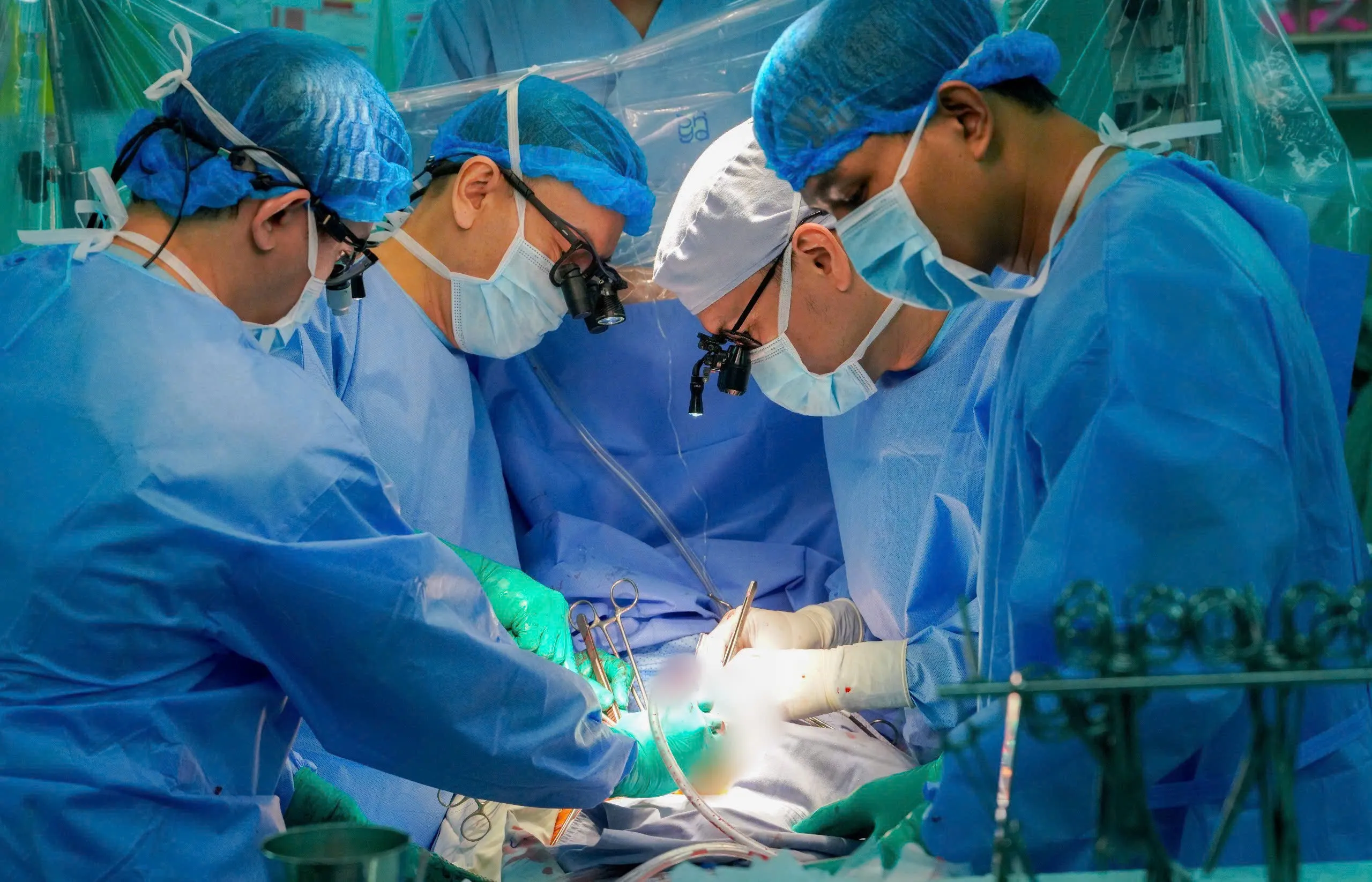 Ê-kíp ghép tim do GS TS BS. Nguyễn Hoàng Định, Phó Giám đốc Bệnh viện, Trưởng ê-kíp ghép tim, phẫu thuật viên chính, thực hiện và điều phối với độ chính xá