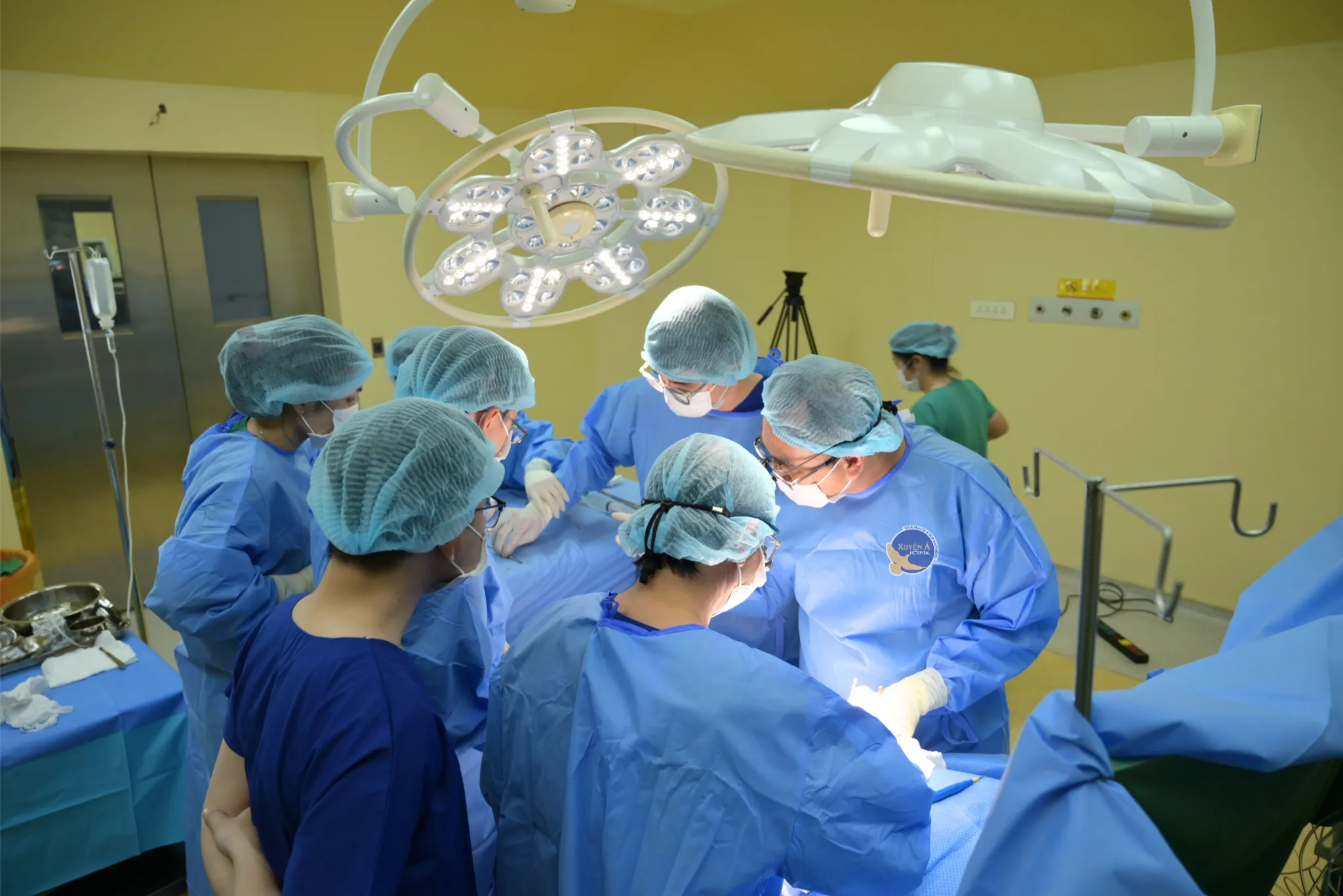 Ekip phẫu thuật ghép thận