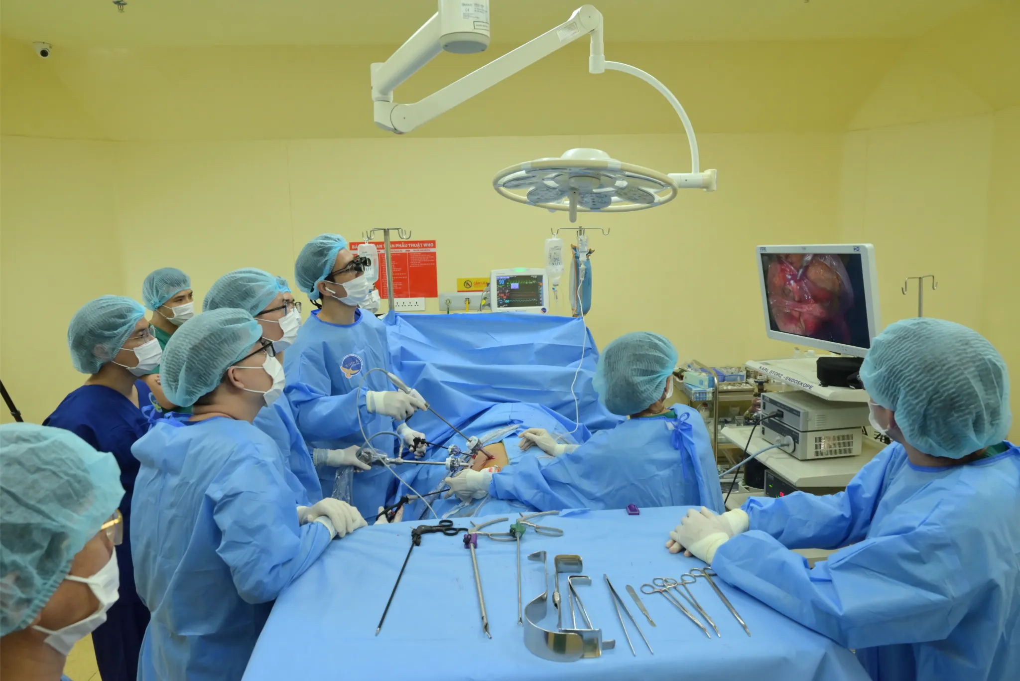 Ekip phẫu thuật nội soi lấy quả thận