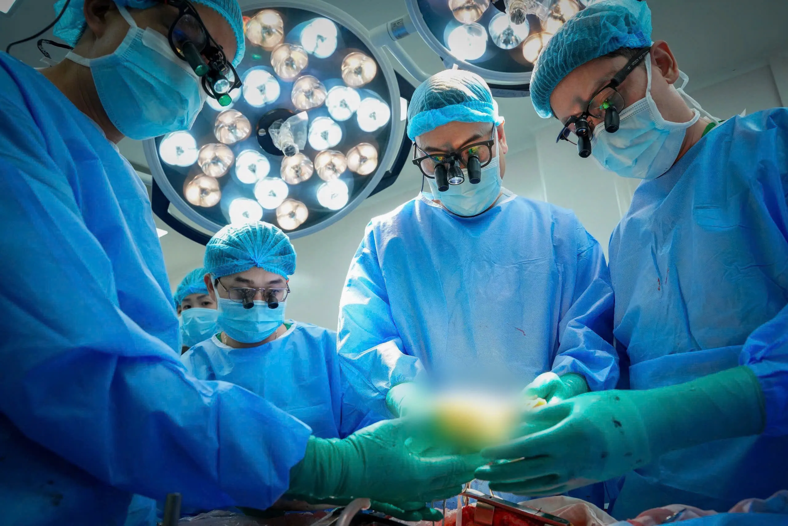 Giữa phòng mổ tĩnh lặng, trái tim được nâng lên bằng tất cả sự trân trọng – mỗi thao tác là sự cẩn trọng tuyệt đối, mỗi ánh nhìn là trách nhiệm gìn giữ một