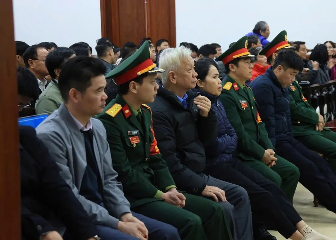 Các bị cáo tại tòa. Ảnh Phùng Long