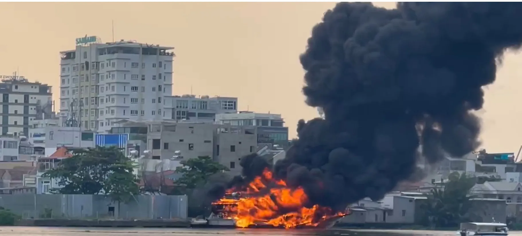 Cháy du thuyền neo đậu trên sông Sài Gòn