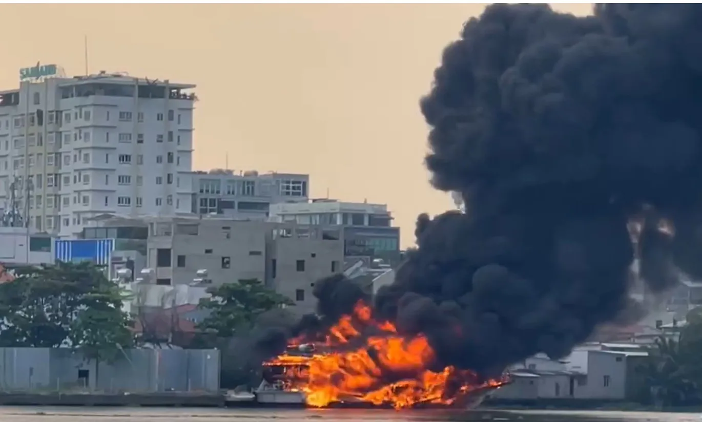 Cháy du thuyền trên sông Sài Gòn