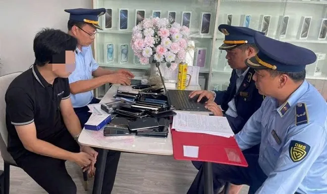 Đội Quản lý thị trường số 10 phát hiện điện thoại iPhone các loại đã qua sử dụng không rõ nguồn gốc xuất xứ. Ảnh Chi cục Quản lý thị trường tỉnh Quảng Trị