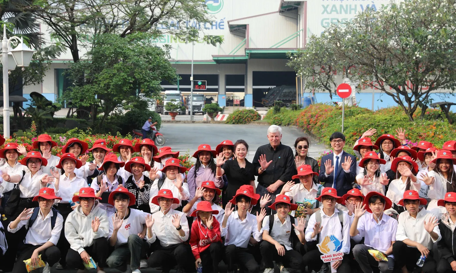 Gần 100 tân thủ khoa đại học tìm hiểu công nghệ xử lý chất thải tại VWS