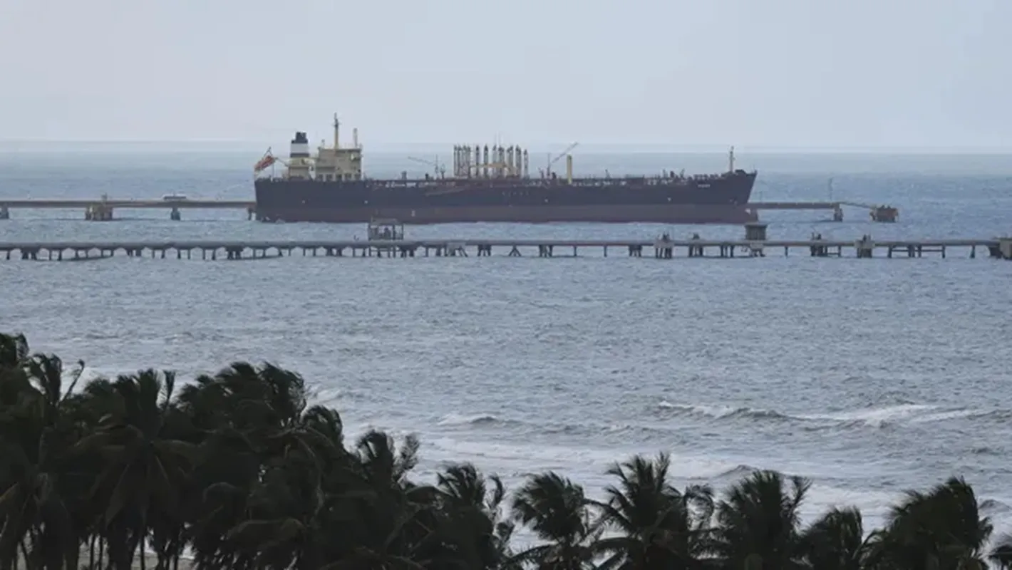 Một tàu chở dầu đang neo đậu tại cầu cảng của nhà máy lọc dầu El Palito thuộc công ty dầu khí nhà nước PDVSA của Venezuela. Ảnh CNBC