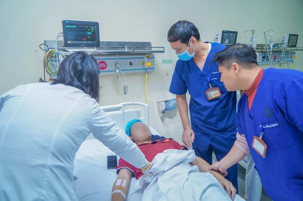 Nạn nhân vụ cháy nhà 3 tầng đang được điều trị tại Bệnh viện E. Ảnh BVCC