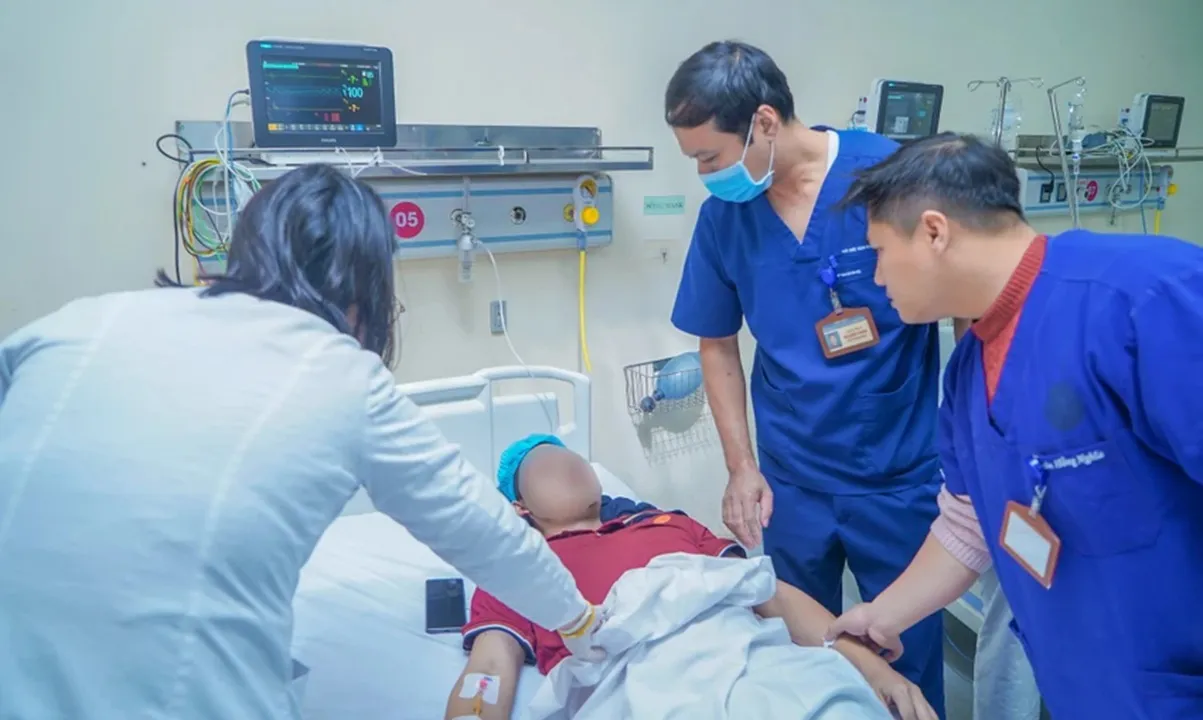 Hà Nội: Cháy nhà trọ, 2 trường hợp bỏng nặng phải thở máy